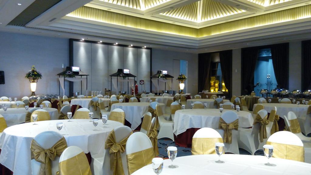 Swiss-Belinn Saripetojo Solo Ngoại thất bức ảnh